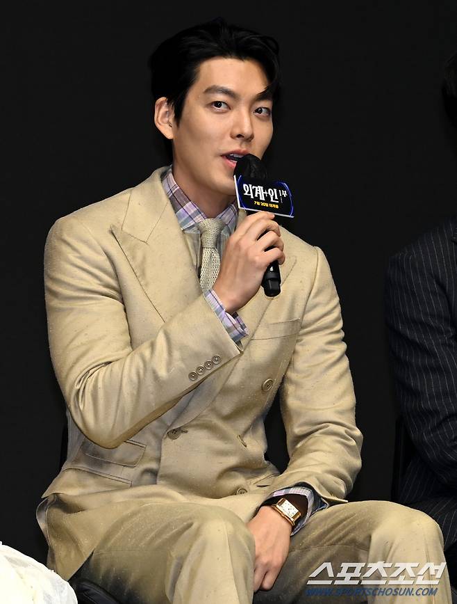 영화 '외계+인' 1부의 제작보고회가 23일 여의도 콘래드서울에서 열렸다. '외계+인' 1부는 고려 말 소문 속의 신검을 차지하려는 도사들과 2022년 인간의 몸 속에 수감된 외계인 죄수를 쫓는 이들 사이에 시간의 문이 열리며 펼쳐지는 이야기를 그린 영화다. 무대로 입장하는 김우빈의 모습. 허상욱 기자wook@sportschosun.com/2022.06.23/