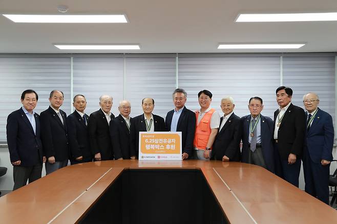 ◇아성다이소 사회공헌 관계자(오른쪽에서 여섯번째)가 사단법인 해피피플 조재현 이사(오른쪽에서 다섯번째), 6.25 전쟁 참전유공자회 손희원 회장(오른쪽에서 일곱번째), 참전용사들과 전달식을 가졌다. 사진제공=아성다이소