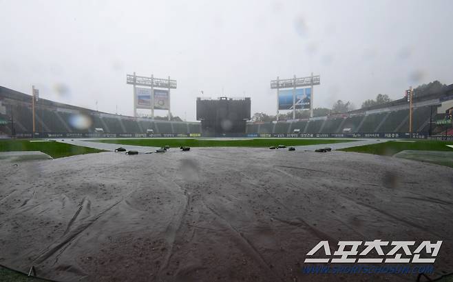 23일 서울잠실야구장에서 열릴예정이던 KBO리그 LG와 한화의 경기는 우천으로 취소되었다. 방수포가 덮힌 그라운드에 폭우가 쏟아지고 있다.