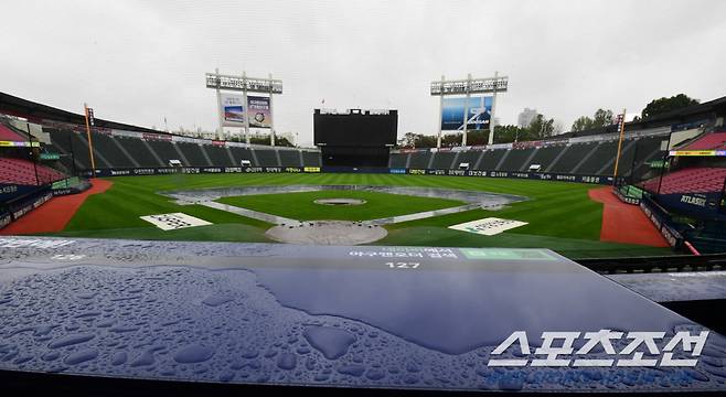 23일 서울잠실야구장에서 열릴예정이던 KBO리그 LG와 한화의 경기는 우천으로 취소되었다. 방수포가 덮힌 그라운드에 폭우가 쏟아지고 있다. 잠실=최문영 기자 deer@sportschosun.com/2022.06.23/