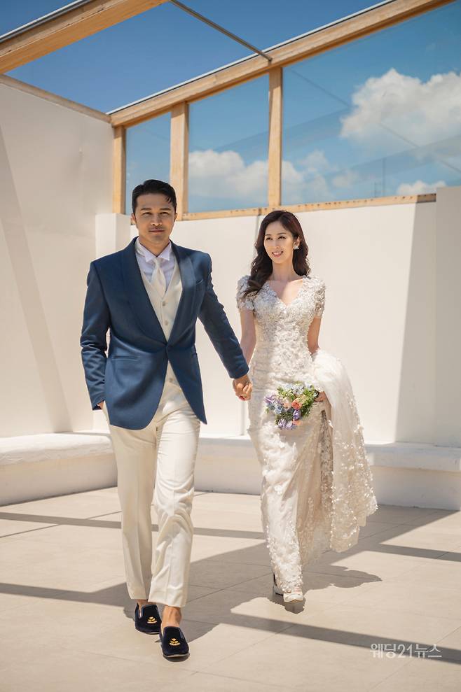 Credits&nbsp;: 인터뷰 조윤예,&nbsp;포토그래퍼 김정광(뮤아스튜디오),&nbsp;드레스 아이테오,&nbsp;슈트 스플렌디노,&nbsp;한복 규중칠우, 헤어 하이 메이크업 방선화 이가희(김청경),&nbsp;스타일리스트 정민경(퍼스트비주얼),&nbsp;웨딩디렉터 봉드(해피메리드컴퍼니),&nbsp;제품협찬 디바이디, 이로스타일,&nbsp;뱌슐, 소피아그레이스,&nbsp;플라워 쇼위플라워