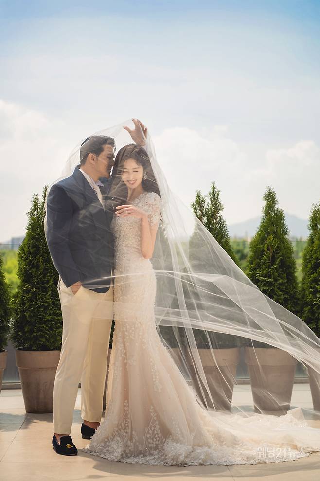 Credits&nbsp;: 인터뷰 조윤예,&nbsp;포토그래퍼 김정광(뮤아스튜디오),&nbsp;드레스 아이테오,&nbsp;슈트 스플렌디노,&nbsp;한복 규중칠우, 헤어 하이 메이크업 방선화 이가희(김청경),&nbsp;스타일리스트 정민경(퍼스트비주얼),&nbsp;웨딩디렉터 봉드(해피메리드컴퍼니),&nbsp;제품협찬 디바이디, 이로스타일,&nbsp;뱌슐, 소피아그레이스,&nbsp;플라워 쇼위플라워