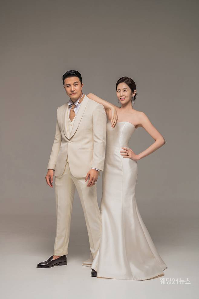 Credits&nbsp;: 인터뷰 조윤예,&nbsp;포토그래퍼 김정광(뮤아스튜디오),&nbsp;드레스 아이테오,&nbsp;슈트 스플렌디노,&nbsp;한복 규중칠우, 헤어 하이 메이크업 방선화 이가희(김청경),&nbsp;스타일리스트 정민경(퍼스트비주얼),&nbsp;웨딩디렉터 봉드(해피메리드컴퍼니),&nbsp;제품협찬 디바이디, 이로스타일,&nbsp;뱌슐, 소피아그레이스,&nbsp;플라워 쇼위플라워