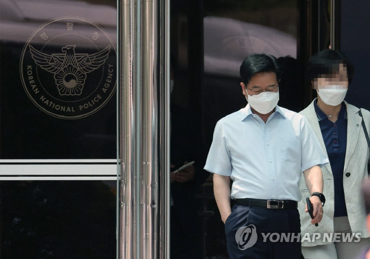 경찰청 청사 나서는 경찰청장. 사진=연합뉴스