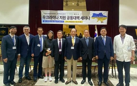 강정식 KH건설 대표(왼쪽 세 번째)와 황우여 우크라이나 지원 공동대책위원회 공동위원장(오른쪽 네 번째), 이양구 전 우크라이나 한국대사(오른쪽 세 번째) 등이 22일 부산시 온종합병원에서 진행된 우크라이나 지원 공동대책 세미나에 참석한 뒤 기념촬영을 하고 있다. 사진=KH건설