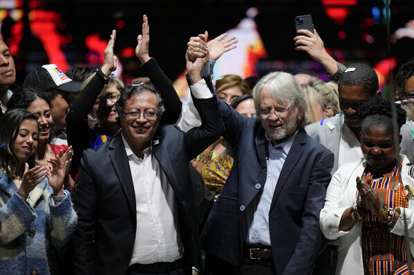 구스타보 페트로 콜롬비아 대통령 당선자(왼쪽)가 19일 안타나스 모쿠스 보고타 시장과 손을 잡고 대선 승리를 자축하고 있다. AP 연합뉴스