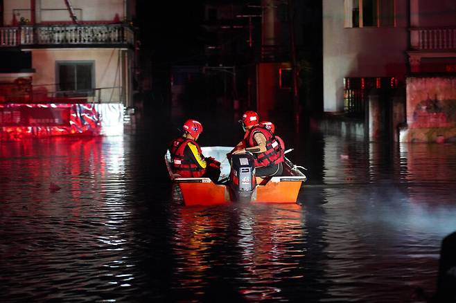 20일 중국 장시성 더싱에서 물에 잠긴 도시를 구조대원들이 보트를 타고 가고 있다. 더싱/신화 연합뉴스