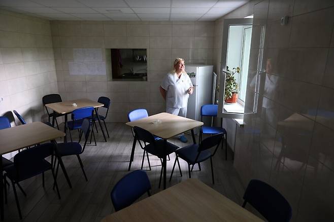 22일(현지시각) 낮 우크라이나 키이우 사회 치료 위기 센터식당에서 한 직원이 창문 밖을 바라보고 있다. 키이우/김혜윤 기자 unique@hani.co.kr