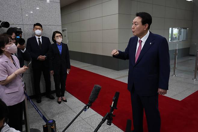 윤석열 대통령이 23일 오전 서울 용산 대통령실 청사로 출근하며 취재진의 질문에 답하고 있다. 연합뉴스