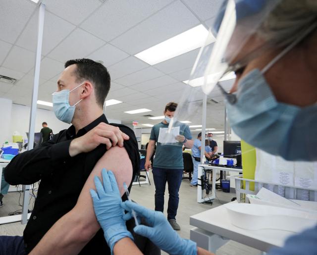 지난 6일 캐나다 몬트리올의 한 백신 클리닉에서 원숭이두창 백신 접종을 하고 있다. 몬트리올=로이터 연합뉴스