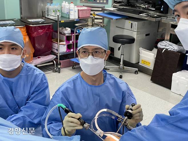 이동원 교수가 관절경 수술을 통해 반월연골판 이식술을 시행하고 있다. 건국대병원 제공