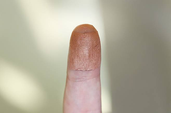 한국과 일본 공동 연구진이 만든 항균 패치가  사용자의 손가락에 부착돼 있다.  패치에는 구리 성분이 함유돼 있다. 한국생명공학연구원 제공