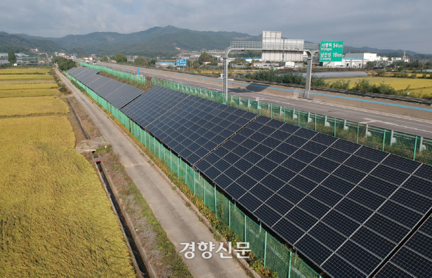 평택-제천 고속도로 성토 비탈면에 지난 2018년 설치된 태양광 발전. 녹색연합 제공
