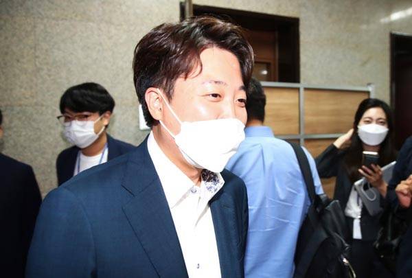 국민의힘 이준석 대표가 22일 국회에서 열릴 윤리위원회 징계 심의를 앞두고 당대표실로 향하고 있다.  김정록 기자 ilro12@kookje.co.kr