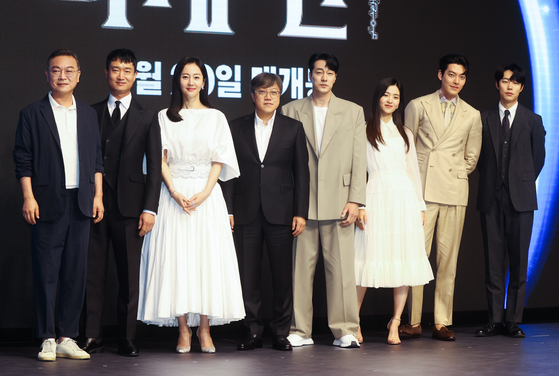 From left, actors Kim Eui-sung, Yum Jung-ah, director Choi Dong-hoon, actors So Ji-sub, Kim Tae-ri, Kim Woo-bin and Ryu Jun-yeol pose for the photos at a press event to promote their film "Alienoid Part 1" at Conrad Seoul in Yeouido, western Seoul on Thursday. [YONHAP]