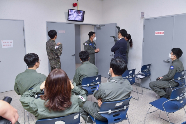 국방부 기자단이 16일 충북 청주에 위치한 항공우주의료원 산하 항공우주의학훈련센터에서 '공군 비행환경 적응훈련'을 체험하고 있다. 공군 제공