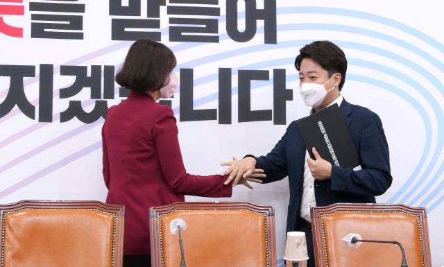 23일 서울 여의도 국회에서 열린 국민의힘 최고위원회의에서 이준석 대표가 회의장으로 들어오면서 배현진 최고위원의 악수를 거부하고 있다. 연합뉴스