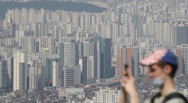 관광객들이 윤석열 정부의 부동산 정책이 발표된 지난 21일 서울 남산에서 아파트로 가득한 서울을 바라보고 있다. [이승환 기자]