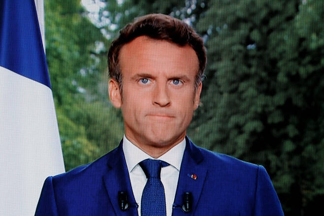 22일(현지시간) 프랑스 총선 사흘 만에 TV 대국민연설에 나선 에마뉘엘 마크롱 프랑스 대통령 /AFPBBNews=뉴스1