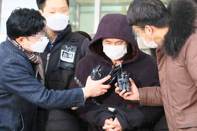 50대 남녀를 연쇄살해한 권재찬에게 검찰이 사형을 구형한 가운데 23일 1심 판결이 진행된다. 사진은 지난해 12월 인천 미추홀구 미추홀경찰서에서 검찰로 송치되는 권재찬. /사진=뉴시스