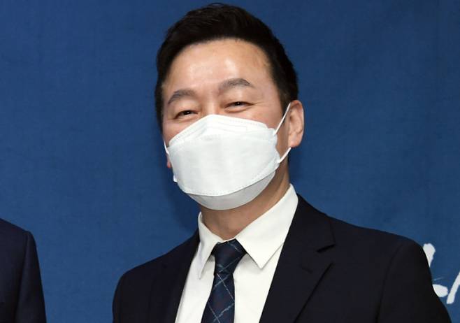 정봉주 더불어민주당 정치개혁특별위원회 공동위원장이 박지현 전 비대위원장에게 "정치인이 아닌 다른 길로 가는 것을 권한다"며 쓴소리 했다. 사진은 정 위원장이 지난해 2월7일 오전 서울 여의도 국회 의원회관에서 범 여권 서울시장 후보 단일화 합의를 발표한 뒤 악수하는 모습. /사진=뉴스1