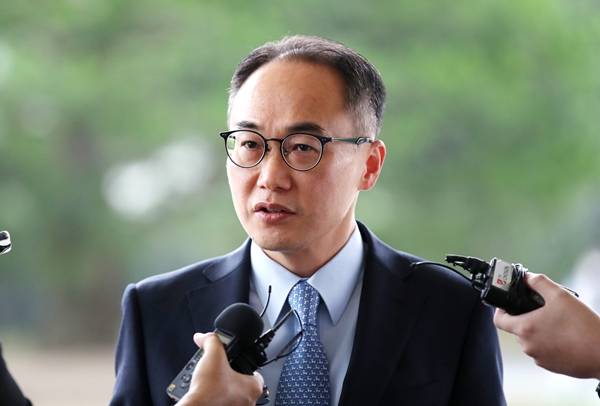 검찰총장 직무대리를 맡고 있는 이원석 대검찰청 차장검사가 23일 검사장급 인사 단행과 관련해 "법무부와 충분한 협의를 거쳤다"고 밝혔다. 사진은 이날 서울 서초구 대검찰청으로 출근하며 취재진의 질문에 답하는 이 차장. /사진=뉴스1