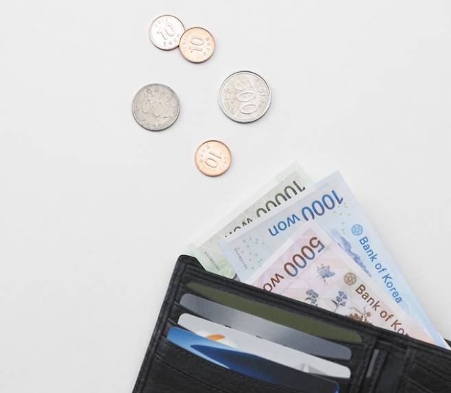 길에 떨어진 지갑을 7시간 만에 경찰서에 가져다준 남성이 점유이탈물횡령죄로 고소 당했다는 글이 올라와 화제다. 사진은 기사와 무관. /사진=이미지투데이