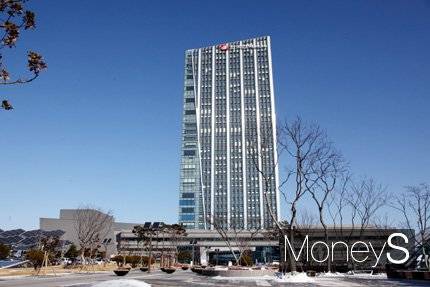 올해 20조원의 적자가 예상되는 한전이 자산매각 등 자구노력으로 경영개선에 나서고 있다./한전 본사 전경