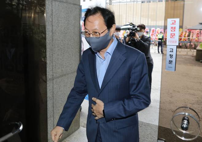 김성주 더불어민주당 의원이 윤석열 대통령에게 '남의 뒷조사나 해서 감옥에 넣은 검찰 출신'이라는 등의 비난을 했다. 사진은 김 의원이 지난 6일 서울 여의도 더불어민주당 당사에서 열리는 시·도당위원장 간담회에 참석하기 위해 당사로 들어서는 모습. /사진=뉴스1