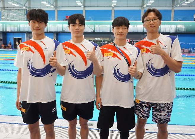 한국 남자 계영 800ｍ 대표팀이 23일(한국시각) 한국 신기록을 달성하며 한국 수영 역사상 처음으로 세계선수권 경영 단체전 결선 진출을 이뤘다.  사진은 800m 대표팀의 황선우(왼쪽부터), 김지훈, 이유연, 김민준. /사진=뉴스1(올댓스포츠 제공)
