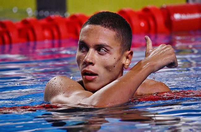 루마니아의 다비드 포포비치가 23일 오전(한국시간)에 열린 FINA 세계수영선수권대회 남자 자유형 100m에서 우승을 확정한 후 엄지손가락을 치켜세우고 있다.  로이터 연합뉴스
