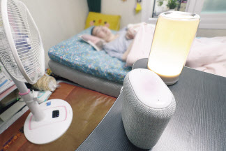 중증장애인 A씨가 서울 홍제동 자택에서 AI 케어서비스를 통해 간단한 음성명령만으로 댁내 가전을 제어하고 있는 모습. [KT 제공]