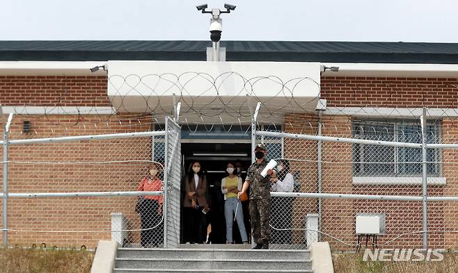 [이천=뉴시스] 추상철 기자 = 신축 국군교도소 준공식을 사흘 앞두고 사전 브리핑 행사가 열린 지난 20일 오전 경기 이천시 국군교도소 수용동에서 군 관계자가 수용시설에 대한 설명을 하고 있다. 2022.06.23. scchoo@newsis.com