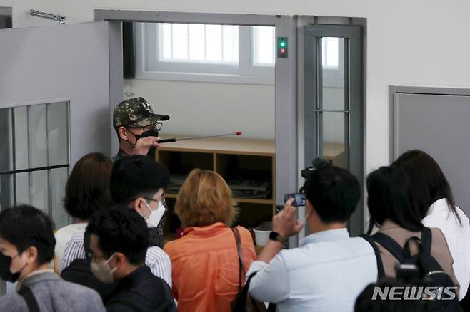 [이천=뉴시스] 추상철 기자 = 신축 국군교도소 준공식을 사흘 앞두고 사전 브리핑 행사가 열린 지난 20일 오전 경기 이천시 국군교도소 수용동에서 군 관계자가 수용시설에 대한 설명을 하고 있다. 2022.06.23. scchoo@newsis.com