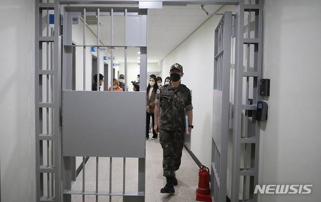 [이천=뉴시스] 추상철 기자 = 신축 국군교도소 준공식을 사흘 앞두고 사전 브리핑 행사가 열린 지난 20일 오전 경기 이천시 국군교도소 면회실이 공개되고 있다. 2022.06.23. scchoo@newsis.com