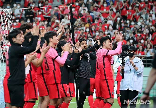 [서울=뉴시스] 김진아 기자 = 14일 서울월드컵경기장에서 열린 축구 국가대표팀 평가전 대한민국 대 이집트 경기, 4-1 승리로 경기를 마친 손흥민과 선수들이 팬들에게 인사하고 있다.  2022.06.14. bluesoda@newsis.com