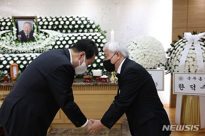 [서울=뉴시스] 윤석열 대통령이 23일 오후 서울 송파구 서울아산병원 장례식장에 마련된 고 조순 전 경제부총리 빈소를 찾아 조문하고 있다. (사진=대통령실 제공) 2022.06.23. photo@newsis.com
