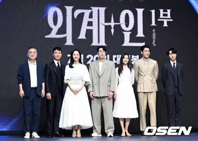 [OSEN=이대선 기자] 23일 오전 서울 콘래드 호텔에서 영화 ‘외계+인’ 1부 제작보고회가 열렸다.  배우 김의성, 조우진, 염정아, 소지섭, 김태리, 김우빈, 류준열이 포토타임을 하고 있다. 2022.06.23 /sunday@osen.co.kr