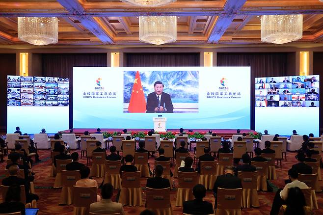 시진핑 중국 주석(69)이 22일(현지시간) 중국 베이징에서 열린 브릭스(BRICS·브라질, 러시아, 인도, 중국, 남아공 등 신흥 경제 5개국) 국가 비즈니스포럼 개막식에서 화상으로 연설하고 있다.   베이징 로이터=연합뉴스