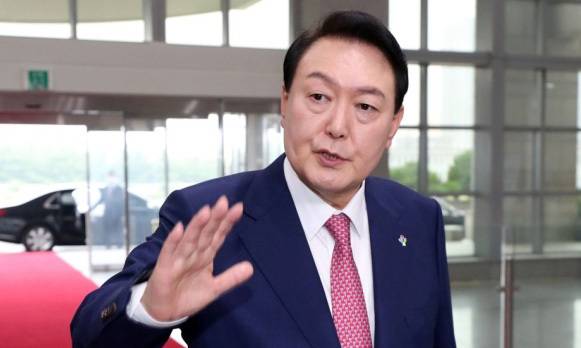 윤석열 대통령이 23일 오전 서울 용산 대통령실 청사로 출근하며 취재진의 질문에 답하고 있다. 대통령실통신사진기자단