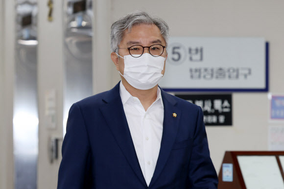 최강욱 더불어민주당 의원이 22일 오전 서울중앙지법에서 열린 공직선거법 위반 혐의 관련 2심 공판에 출석하고 있다. 최 의원은 전날 당 윤리심판원이 성희롱 발언 파문과 관련해 6개월의 당원 자격 정지 결정을 내리자 승복할 수 없다며 재심 신청의 뜻을 밝혔다. 연합뉴스