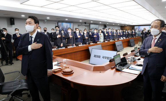 윤석열 대통령이 21일 서울 용산 대통령실 청사에서 열린 국무회의에서 국기에 경례를 하고 있다. 이날 회의에서 윤 대통령은 방만경영으로 부실화된 공공기관에 대해 강도높은 구조조정을 주문했다. 연합뉴스