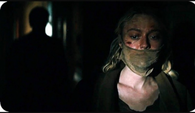 이완 맥그리거 감독의 2017년 영화 ‘아메리칸 패스토럴’의 여주인공(다코타 패닝)은 늘 숨쉬는 일조차 뭇생명에 빚을 지는 일이라 믿었다. 왼쪽 아버지가 실루엣으로 걸쳐 있다. 영화 마지막  그녀의 반전은 쩌릿하다.