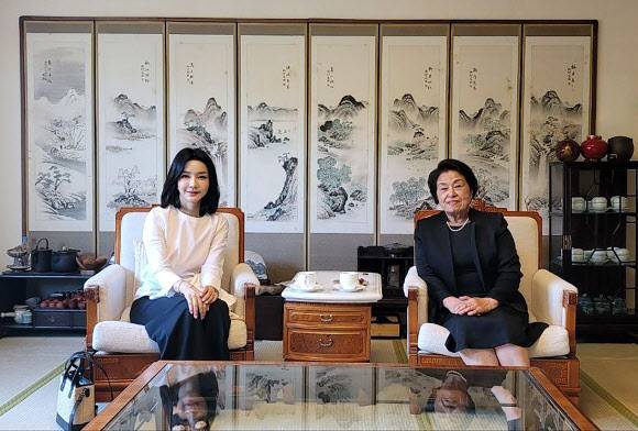 윤석열 대통령 부인 김건희 여사가 16일 오후 고 전두환 전 대통령 부인 이순자 씨를 예방해 기념촬영을 하고 있다. 대통령실은 손명순 여사와의 환담 내용과 사진은 공개하지 않았다. 2022.6.16 대통령실 제공