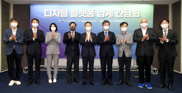 22일 오전 서울 중구 대한상공회의소에서 열린 디지털 플랫폼 업계 간담회에서 이종호(왼쪽에서 5번째) 과학기술정보통신부 장관이 참석자들과 기념촬영을 하고 있다. 이날 김재현 당근마켓 공동대표, 박대준 쿠팡 대표, 최수연 네이버 대표, 권남훈 건국대 교수, 이 장관, 이원우 서울대 부총장, 박성호 한국인터넷기업협회장, 남궁훈 카카오 대표, 김범준 우아한형제들 대표 등이 참석했다. 연합뉴스