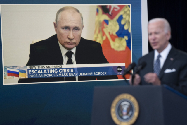 조 바이든 미국 대통령이 22일(현지 시간) 워싱턴DC 백악관에서 블라디미르 푸틴 러시아 대통령의 사진을 배경으로 고유가 대책을 발표하고 있다. 바이든 대통령은 이날 연설에서 러시아의 우크라이나 침공을 유가 상승의 원인으로 거듭 지목했다. EPA연합뉴스