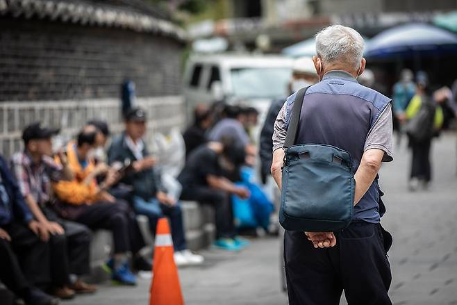 6월8일 노인들이 서울 종로구 탑골공원 주변에서 시간을 보내고 있다. ⓒ시사IN 신선영