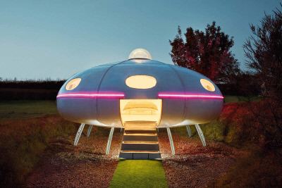 에어비앤비, 세상에서 가장 기상천외한 숙소를 짓기 위한 1천만 달러 규모의 ‘기상천외한 숙소’ 지원금 출범. UFO 주택.