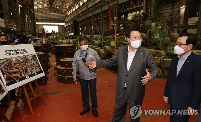 원자로 제작 공장 과거와 현재 설명받는 윤석열 대통령 (창원=연합뉴스) 서명곤 기자 = 윤석열 대통령이 22일 오전 경남 창원시 두산에너빌리티를 방문, 생산현장(원자력공장)에서 원자력 발전소 핵심 부품인 원자로 제작 공장 과거와 현재에 대해 설명을 듣고 있다.   2022.6.22 seephoto@yna.co.kr