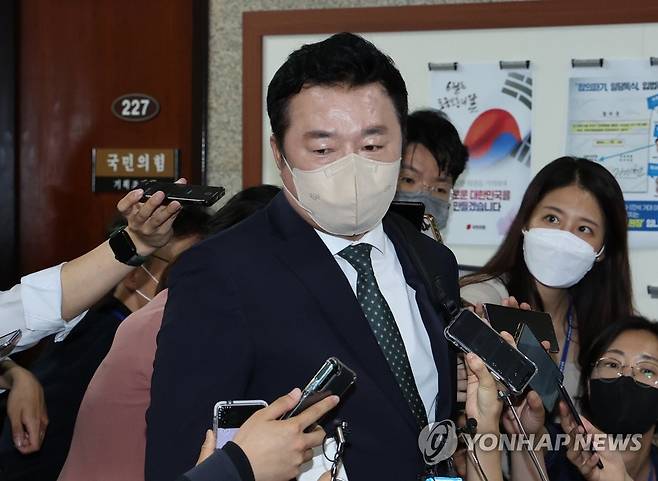 윤리위 회의장 입장하는 김철근 (서울=연합뉴스) 이정훈 기자 = 국민의힘 김철근 당 대표 정무실장이 22일 참고인 조사를 위해 국회에서 열린 당 중앙윤리위원회 회의장으로 입장하며 취재진의 질문에 답하고 있다. 2022.6.22 uwg806@yna.co.kr